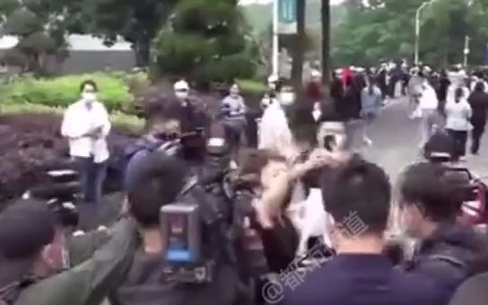 都市报道【袁隆平院士遗体送别现场，女子崩溃 痛哭，“袁爷爷，我不要你走”！】