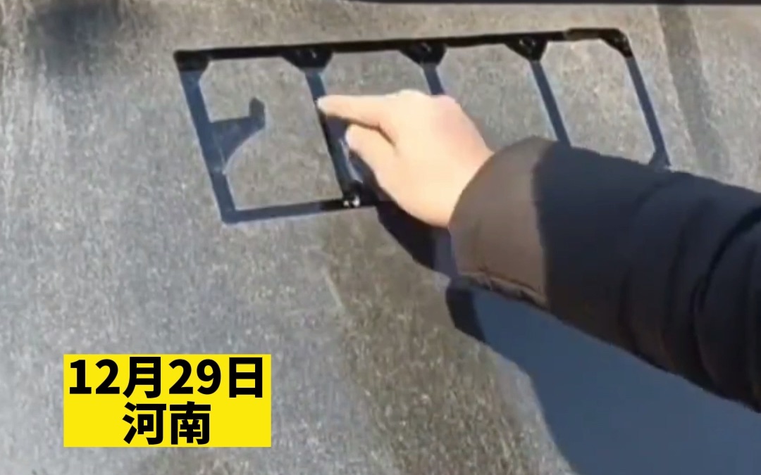 男子在落灰的车窗上写字，写完后…网友：这下舍不得洗车了吧