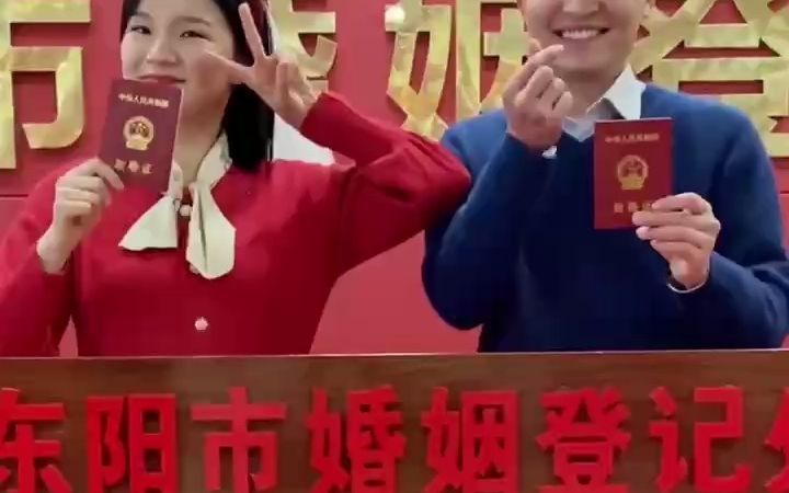 警察和消防员的爱情是什么样？这一幕太甜了，110和119领证啦！