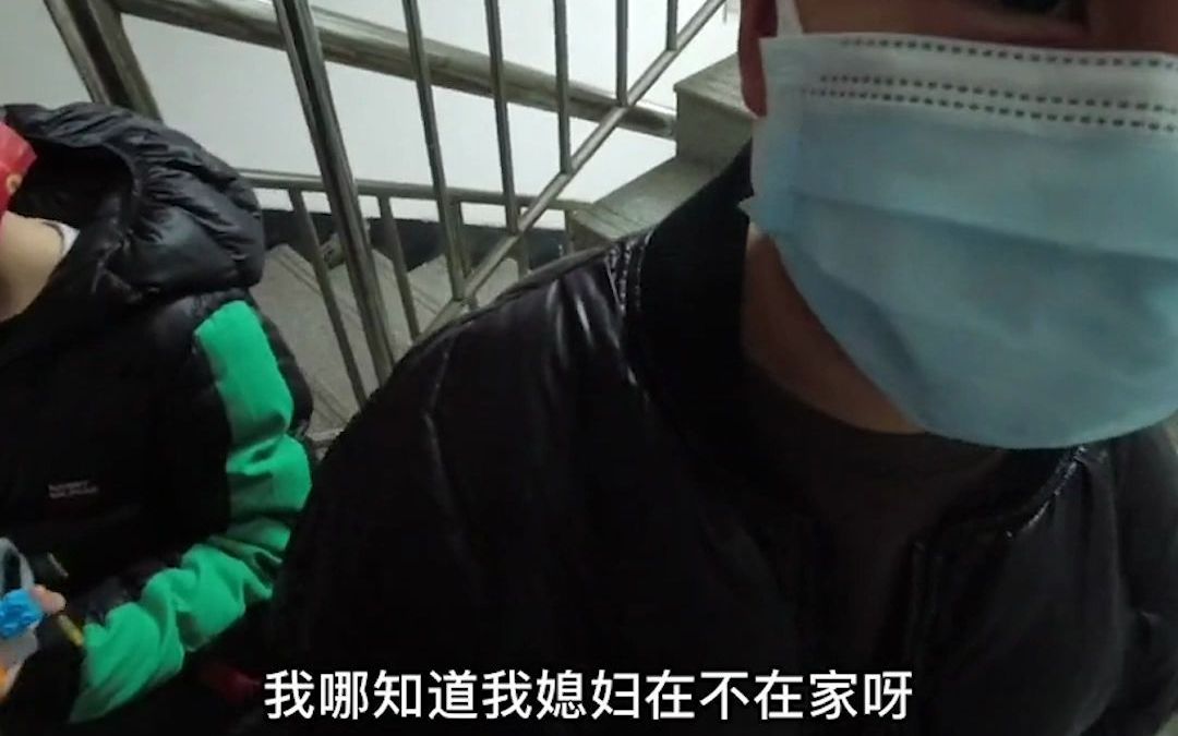 俩小学生约33岁男子下楼玩四驱车 开口就问:你媳妇没在家吧?