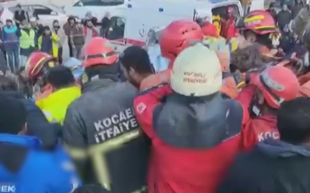 中国救援队救出被埋100小时幸存者