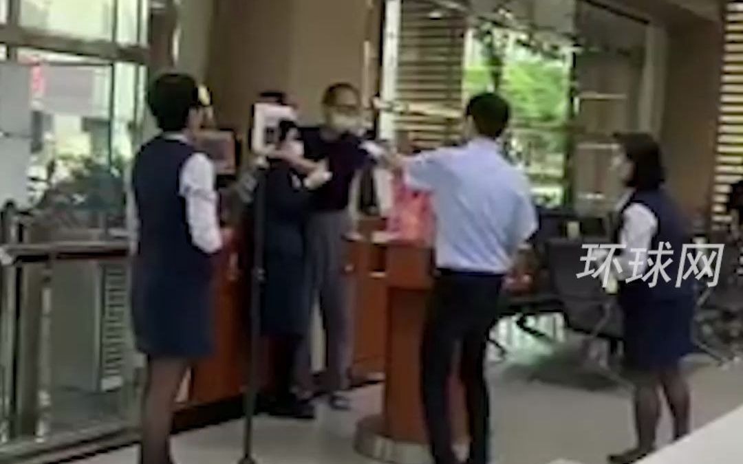 台湾男子刚出狱就持刀抢银行：我想吃牢饭，放下刀我会判的比较轻