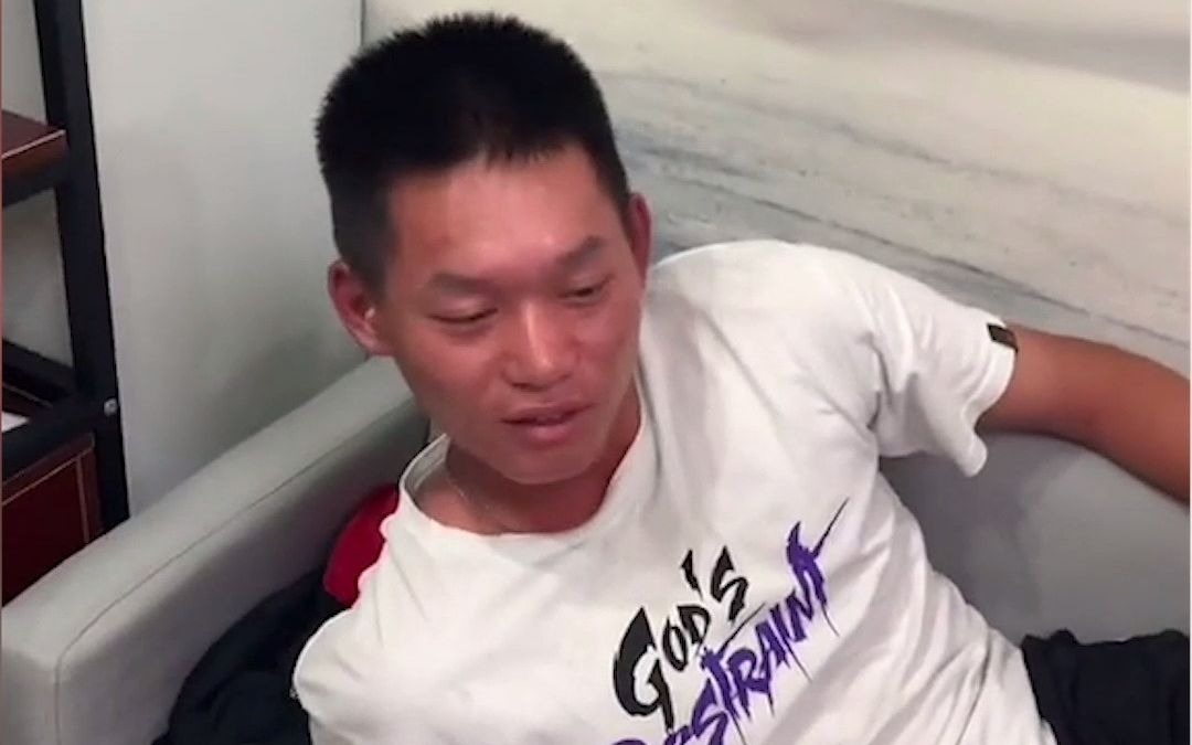 退伍老兵战友聚会 喝多了叫不醒 战友放出起床号后惊醒