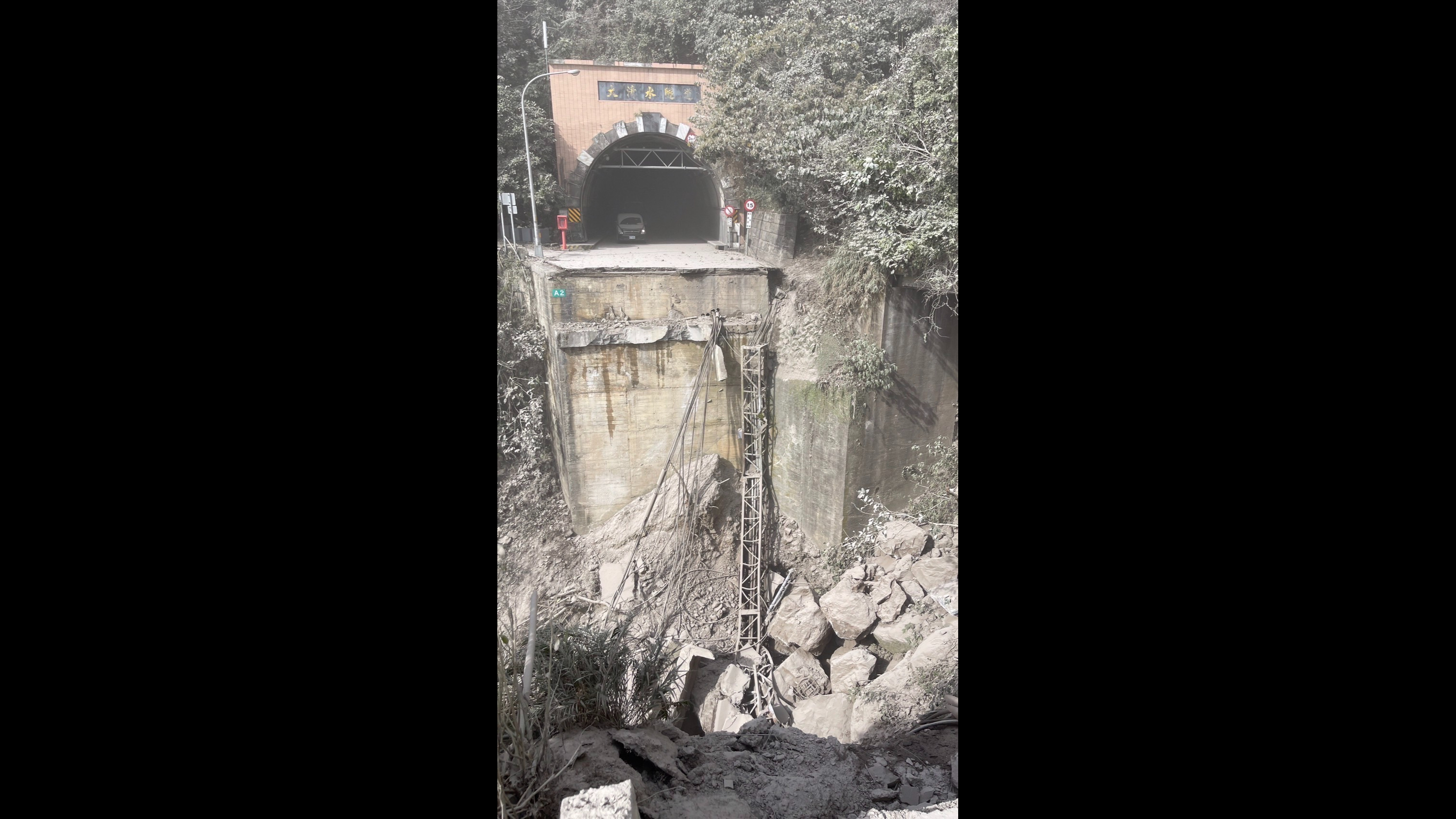 中国台湾花莲县海域发生7.3级地震 花莲大清水隧道路面崩塌