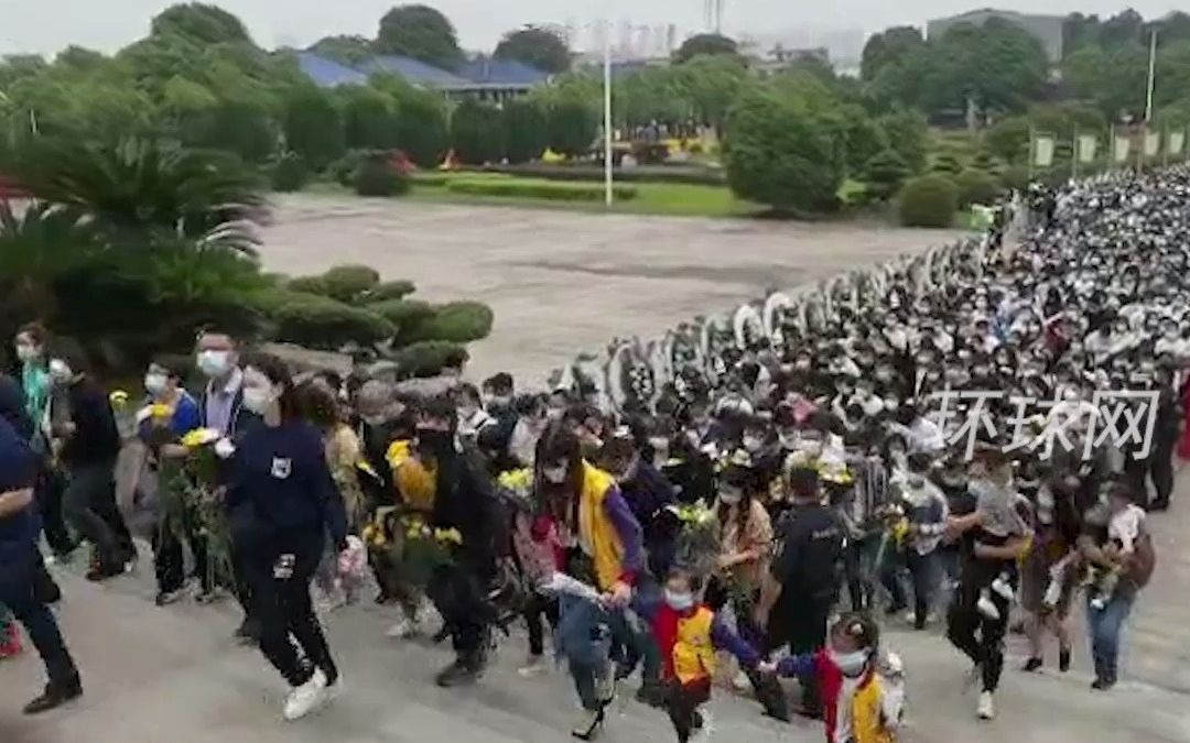 市民手持鲜花稻谷送别袁隆平院士，吊唁后掩面哭泣
