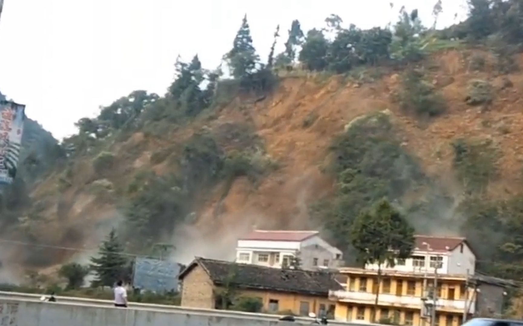现场！陕西镇巴发生大面积山体滑坡 尘土瞬间涌下山致道路中断