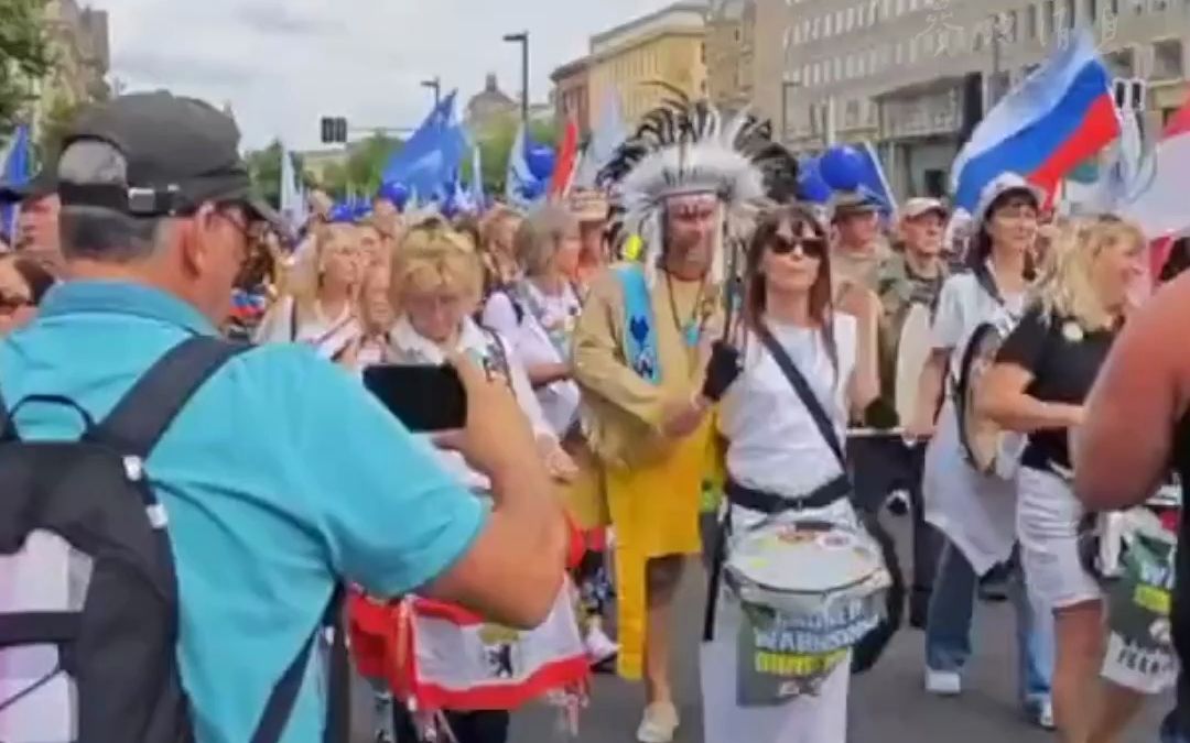 德国民众手举俄罗斯 德国国旗 抗议美国插手欧洲事务 反对军援乌克兰