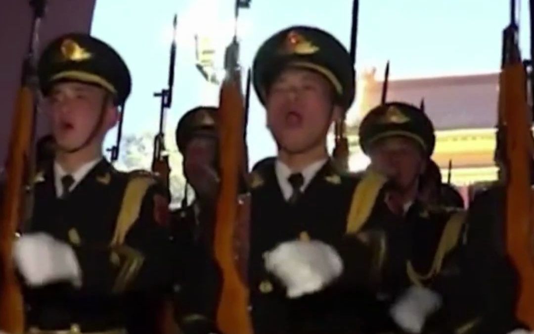 听了想哭！来听天安门国旗护卫队唱《祖国不会忘记》