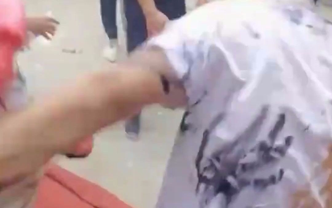 新郎被婚闹激怒！男子结婚当日大战婚闹者，网友：捧场还是砸场？玩笑也要适可而止！