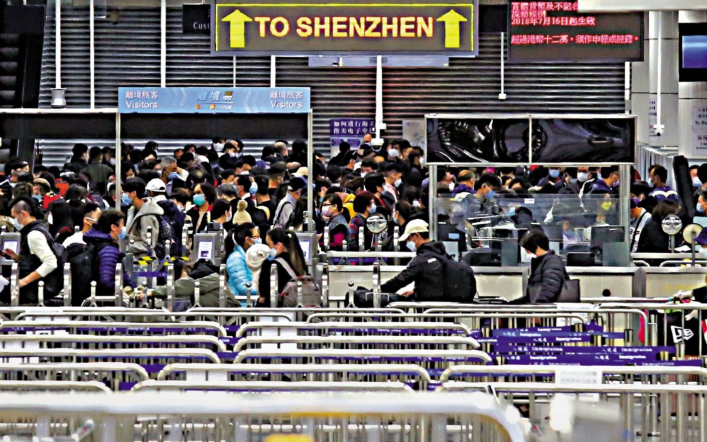现场！4天内上万港人返回内地，深圳湾口岸排长龙场面堪比“春运”