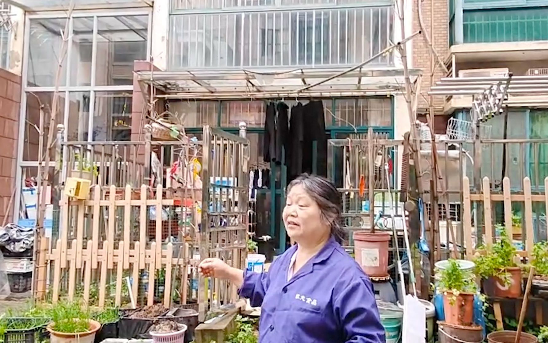 探访“南昌3人被大风吹坠楼”小区：碎玻璃破窗户随处可见
