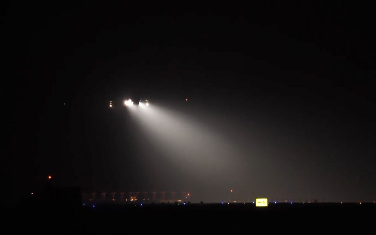 数架轰6战机挂载武器暗夜突袭东海 对海上舰艇目标连续模拟攻击