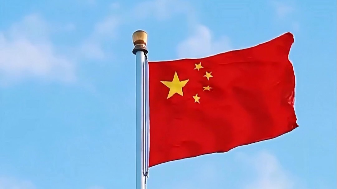 永不变的中国红，天安门升旗仪式风雨无阻