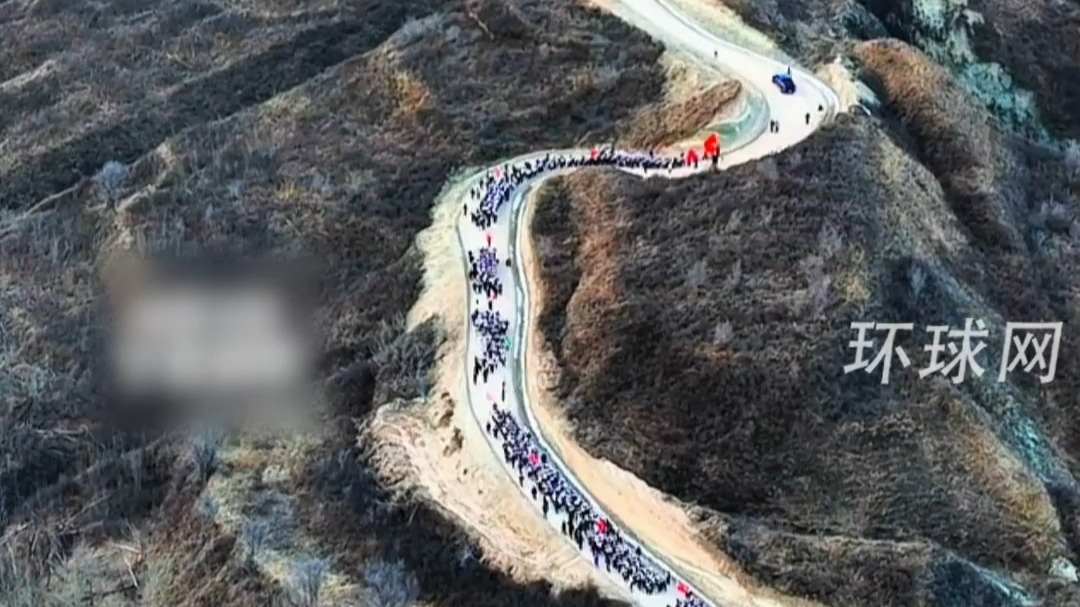 宁夏2300名师生徒步108里祭英烈，千人队伍蜿蜒如龙