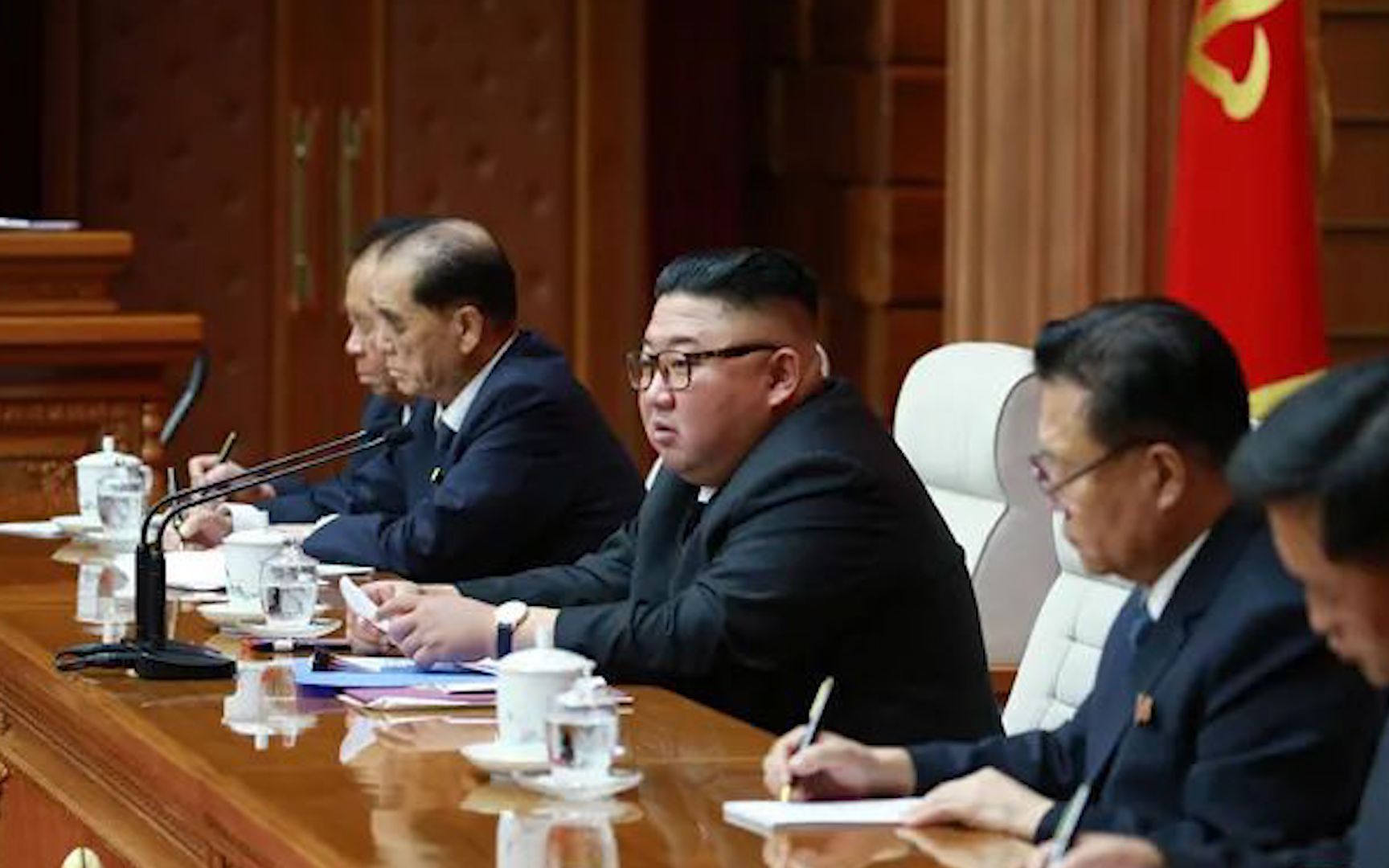 金正恩召开朝鲜政治局会议 决定开城解封
