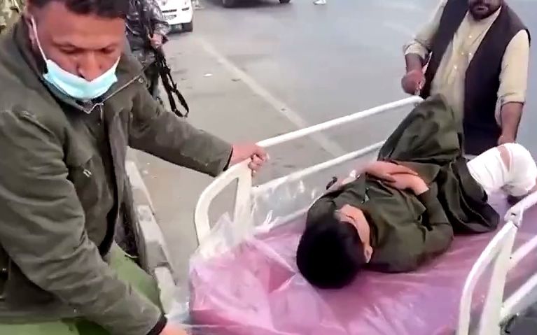 第一视角看极端组织成员近距离开枪射击塔利班巡逻车，火力太猛