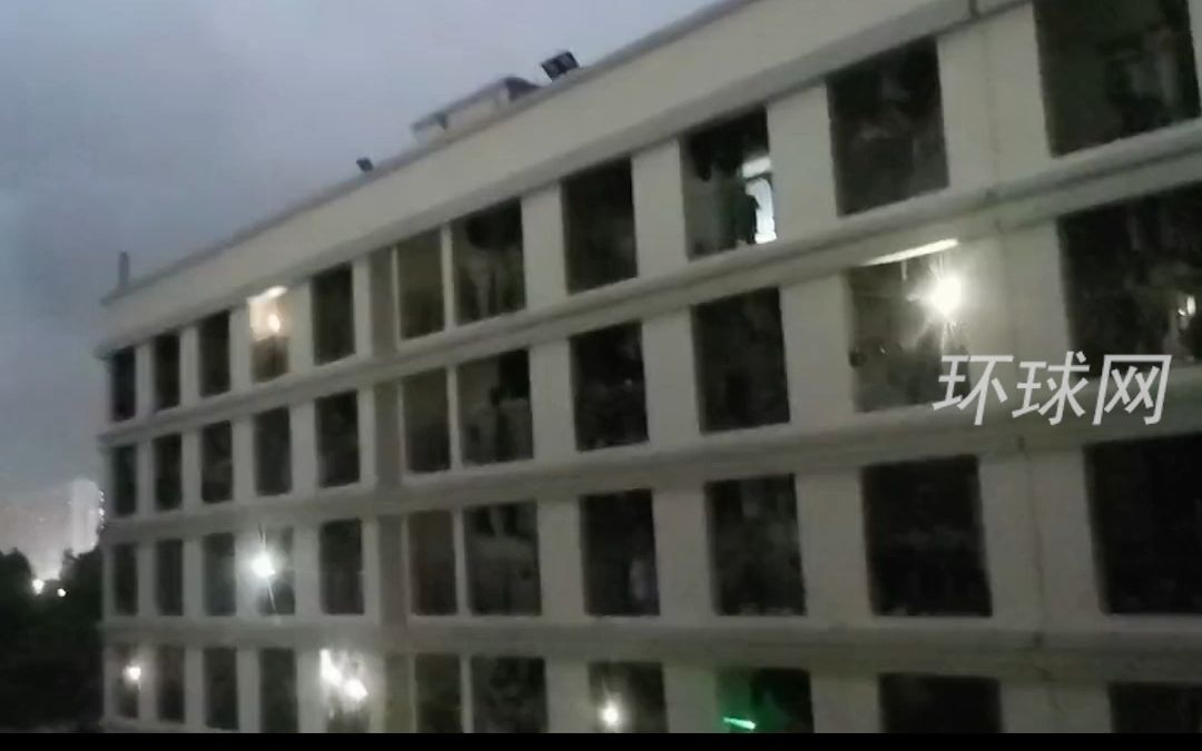 暴雨停电学生高歌合唱《海阔天空》，一曲唱尽青春精彩模样