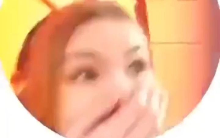 女孩自拍时拍下导弹爆炸瞬间