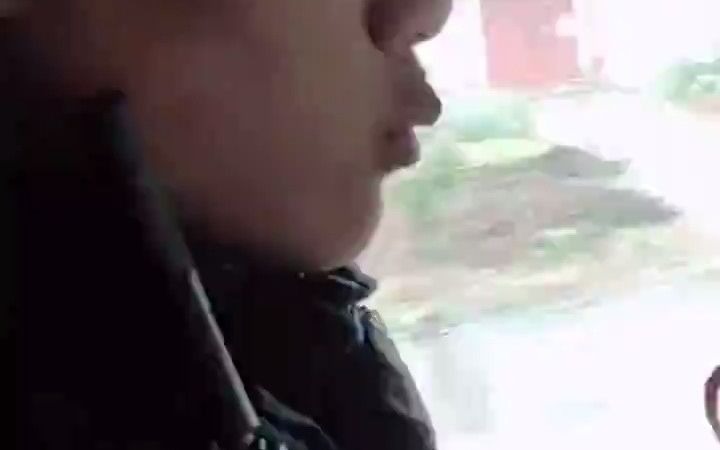 消防员辣条厂出警后获赠几箱辣条 返回路上忍不住了