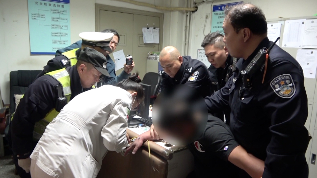 闯卡、冲警车、痛哭流涕 “烂醉夫妻”大闹夜查点被喷辣椒水
