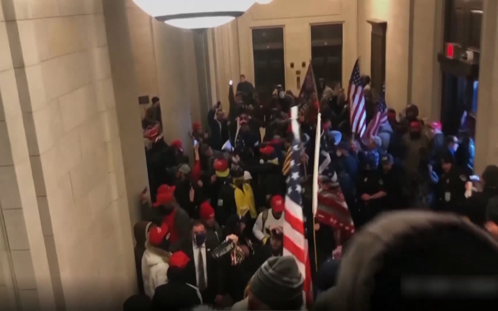 美国国会山骚乱事件参与者承认曾携带枪支