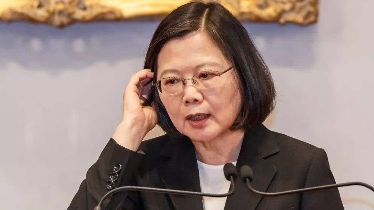 人命关天，疫苗优先！退休警察在蔡英文住处前拍桌抗议