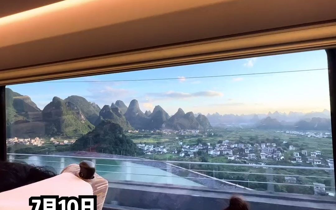 阳朔好美！ 摄影师拍到动车穿过村落，仿佛闯进山水画卷中