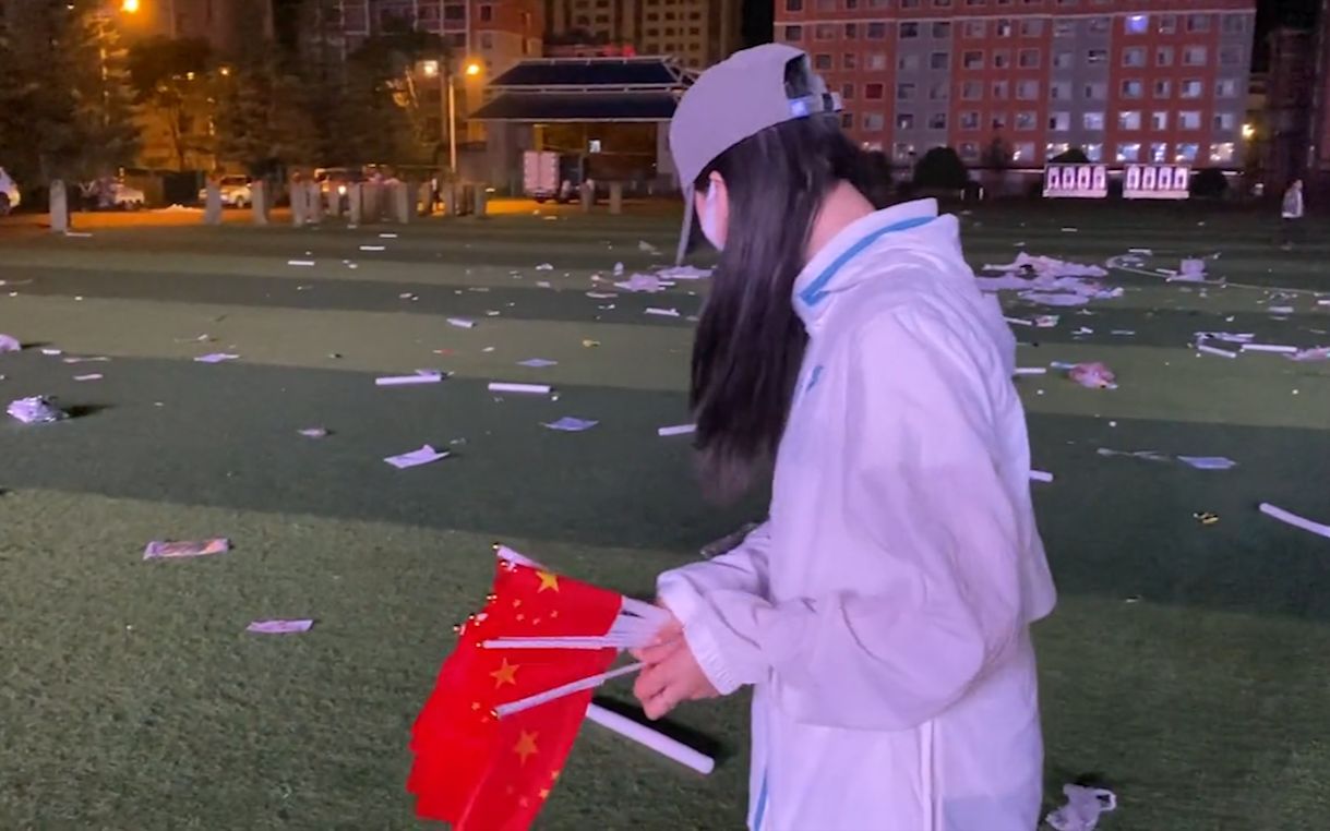 操场活动之后一片狼藉 女孩独自将遗落的小国旗一一捡起 网友点赞
