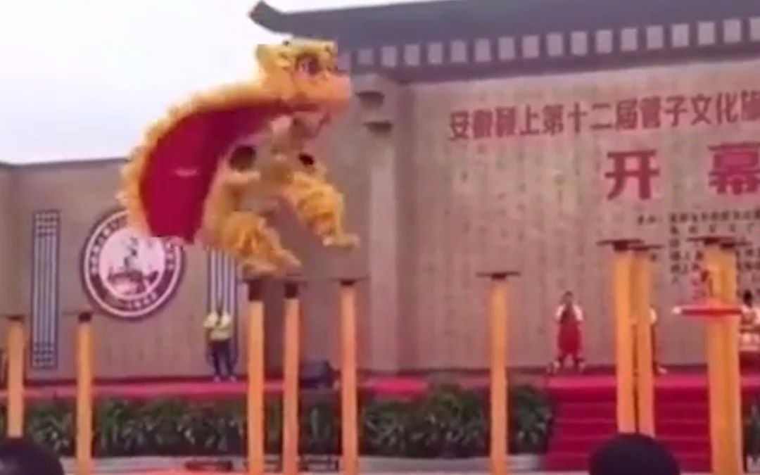 舞狮途中柱子突然倒了，舞狮人凭实力化解！网友：被回头那一下萌到了 又被最后一下惊艳到了！