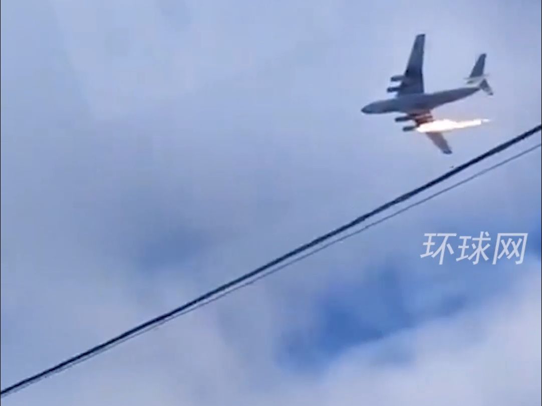现场画面！俄罗斯一架伊尔-76运输机坠毁，发动机着火在空中拉出黑烟