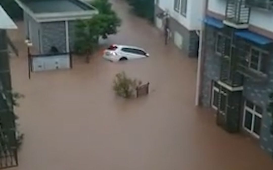 成都暴雨袭城街如海：汽车水上漂 滚滚积水涌室内