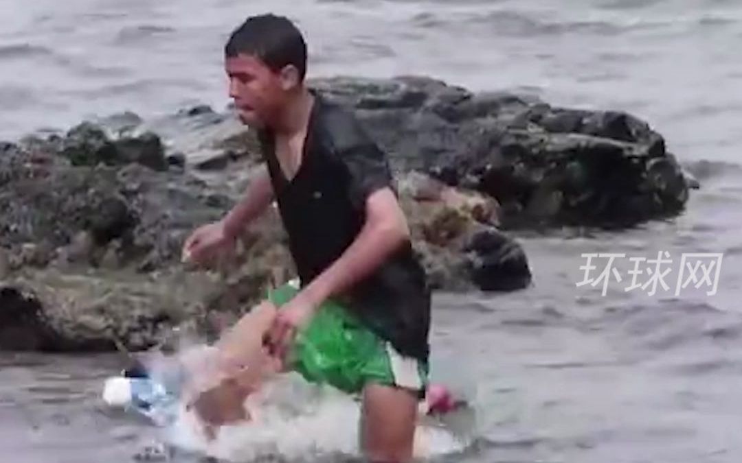 男孩为偷渡在身上绑塑料瓶游到西班牙，上岸后又试图翻墙逃走被警察一把拽下