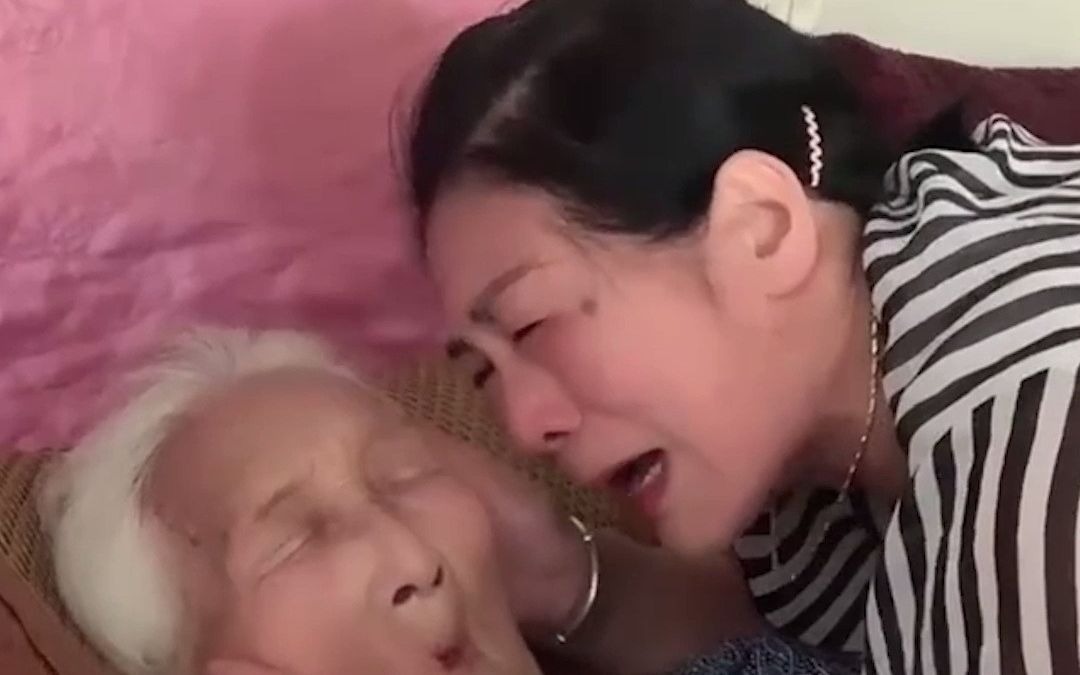 母亲弥留之际，女儿在床前陪伴，一段话让网友泪奔！