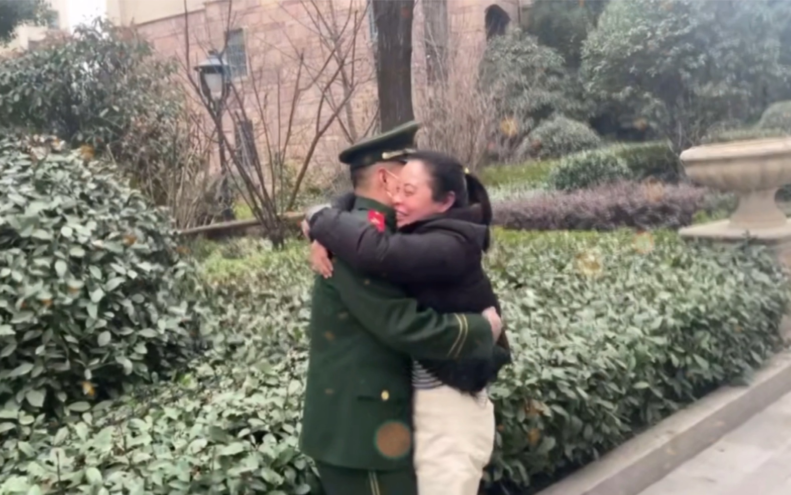 暖心！武警小战士入伍三年为给父母惊喜偷偷回家❤️