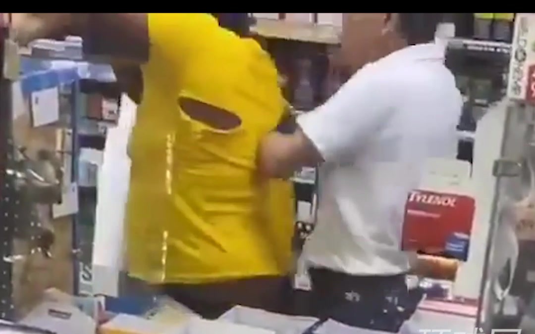 美国黑人女子强闯商店挑衅亚裔店主被反击：被扯破衣服一顿猛锤，同伴大声哀求店主住手