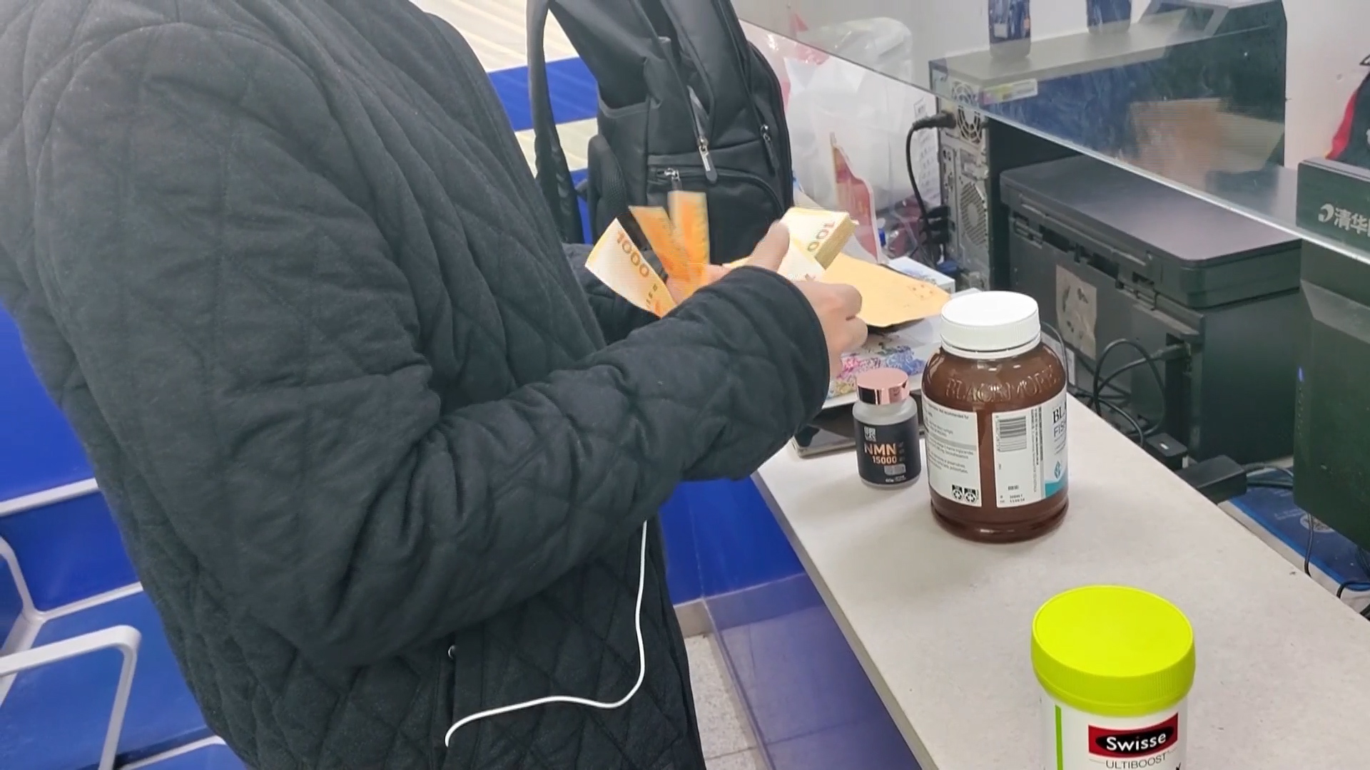 10万港币落在候车室，北京南站铁警出手找回