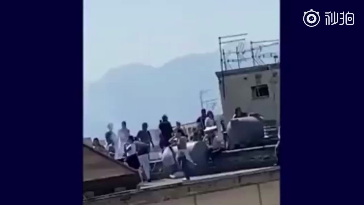 意大利人违反禁令在屋顶烧烤开派对，警方警告不听还用烟花将直升机逼走