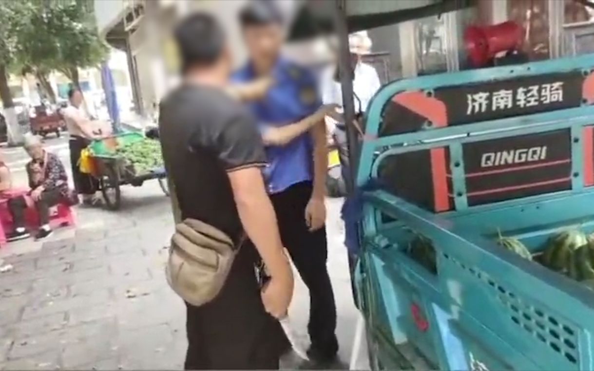 持刀揪城管衣领威胁！男子占道摆摊卖西瓜还暴力阻碍执法 拘留7日