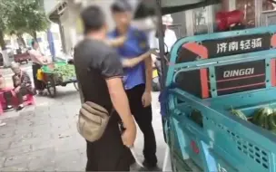 持刀揪城管衣领威胁！男子占道摆摊卖西瓜还暴力阻碍执法 拘留7日