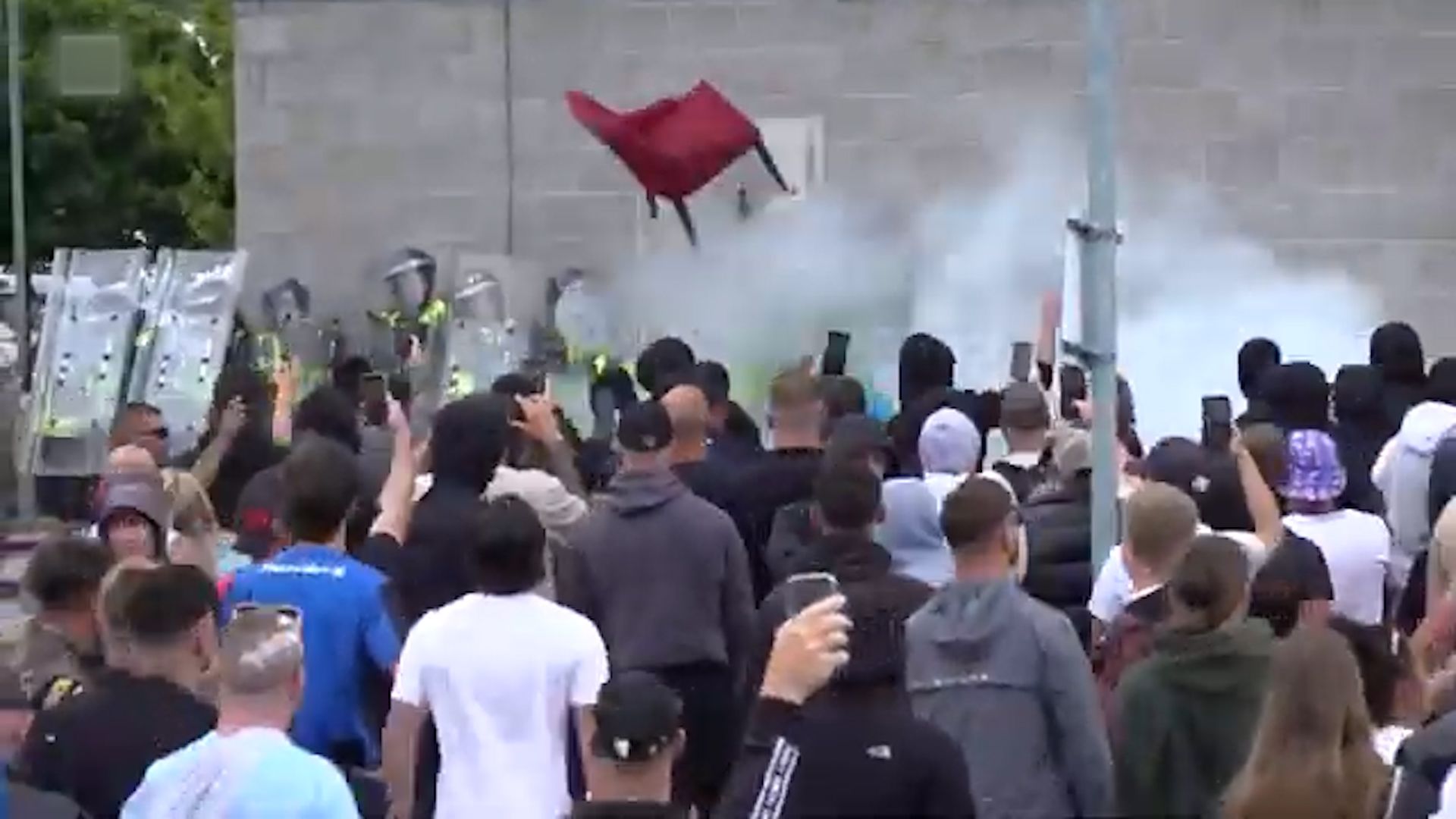 英国多地爆发大规模骚乱：人群围攻警察扔砖头砸椅子 沿街店铺遭打砸抢