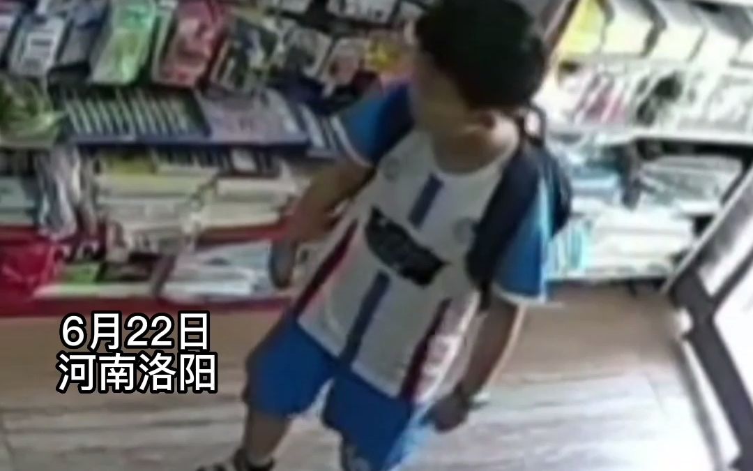 天气炎热小男孩想到文具店乘凉，店主热情招呼他进店