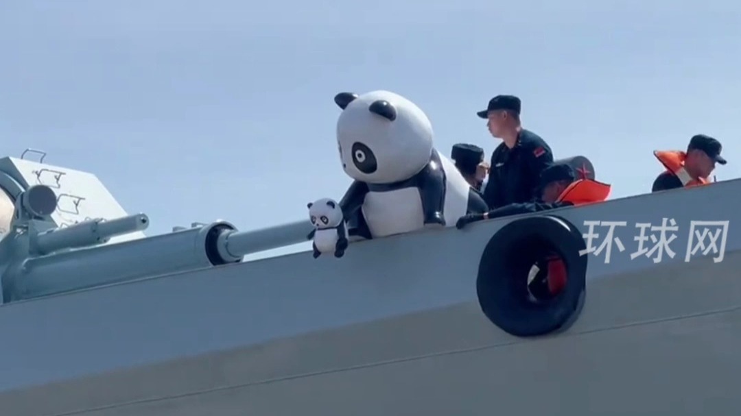 “舰载小熊猫”来了！海军成都舰首次对公众开放参观 熊猫已被安装上舰