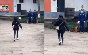 羡慕！消防员寺庙外执勤女朋友前来探望 手上一个小动作令人感动
