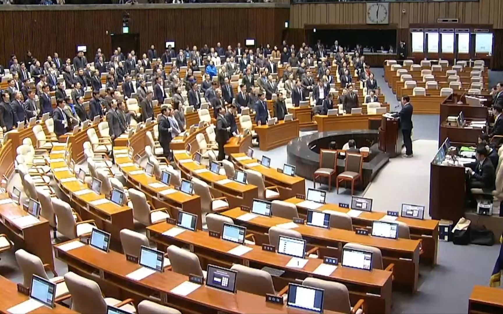尹锡悦弹劾案投票中断 韩在野党集体高喊执政党议员名字呼吁返场