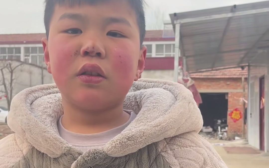 父亲出发去外地打工，儿子含泪挽留多待一天。父亲：返程路上太多不舍