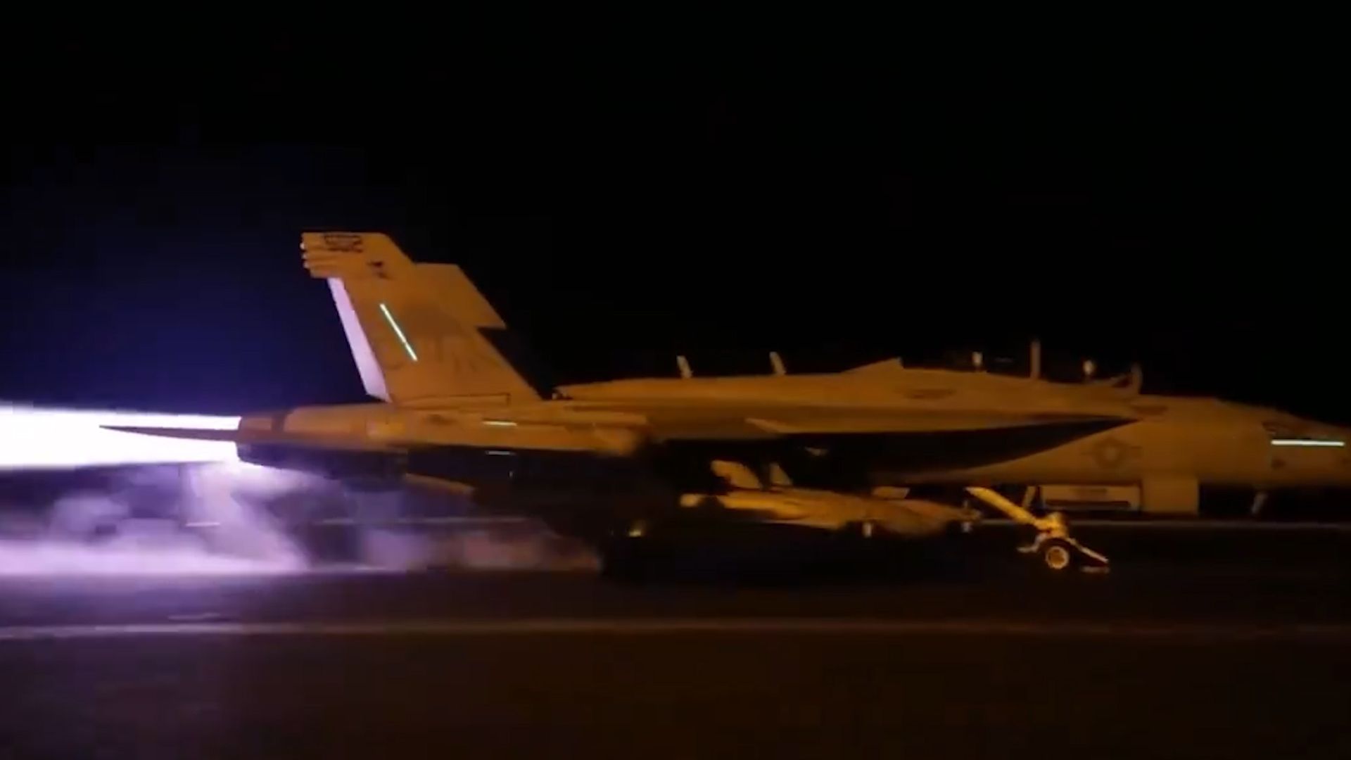 美军公布空袭也门战机从航母起飞视频：3架战机升空配有预警机