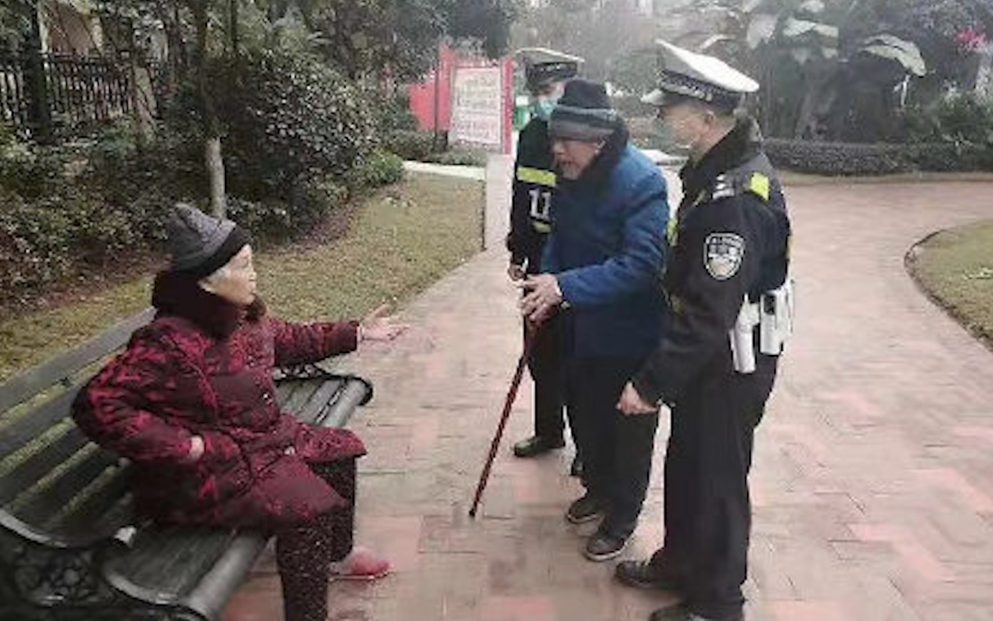 爱情的模样！93岁老人为给老伴买咸鸭蛋迷路：她想吃