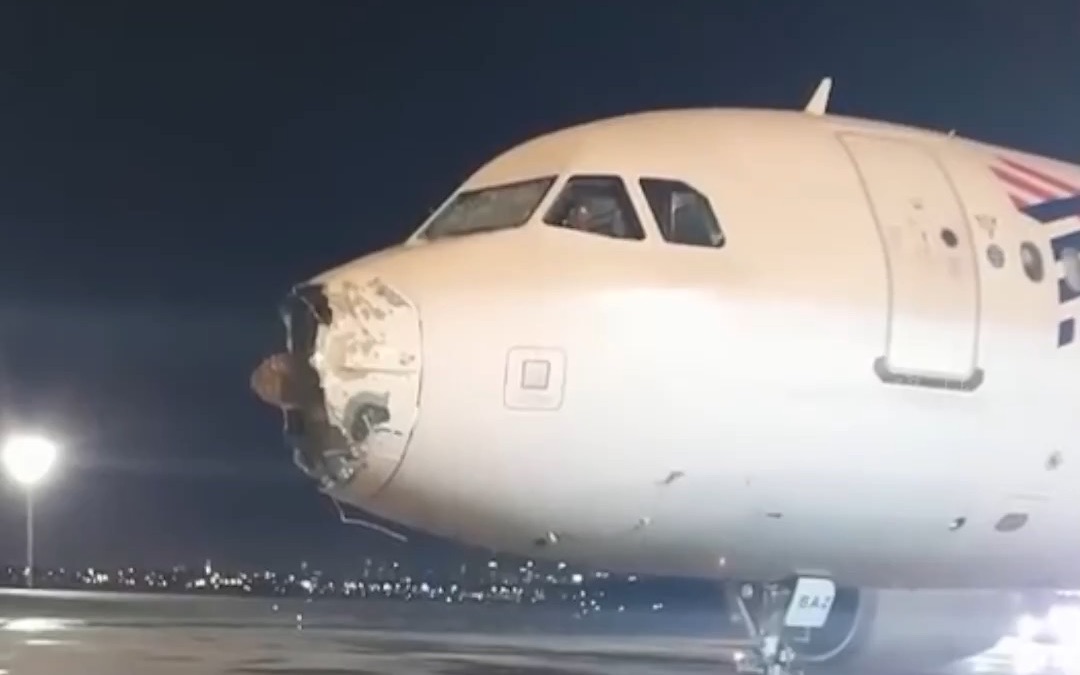 南美航空客机遭强风暴 机头损坏，玻璃出现裂缝