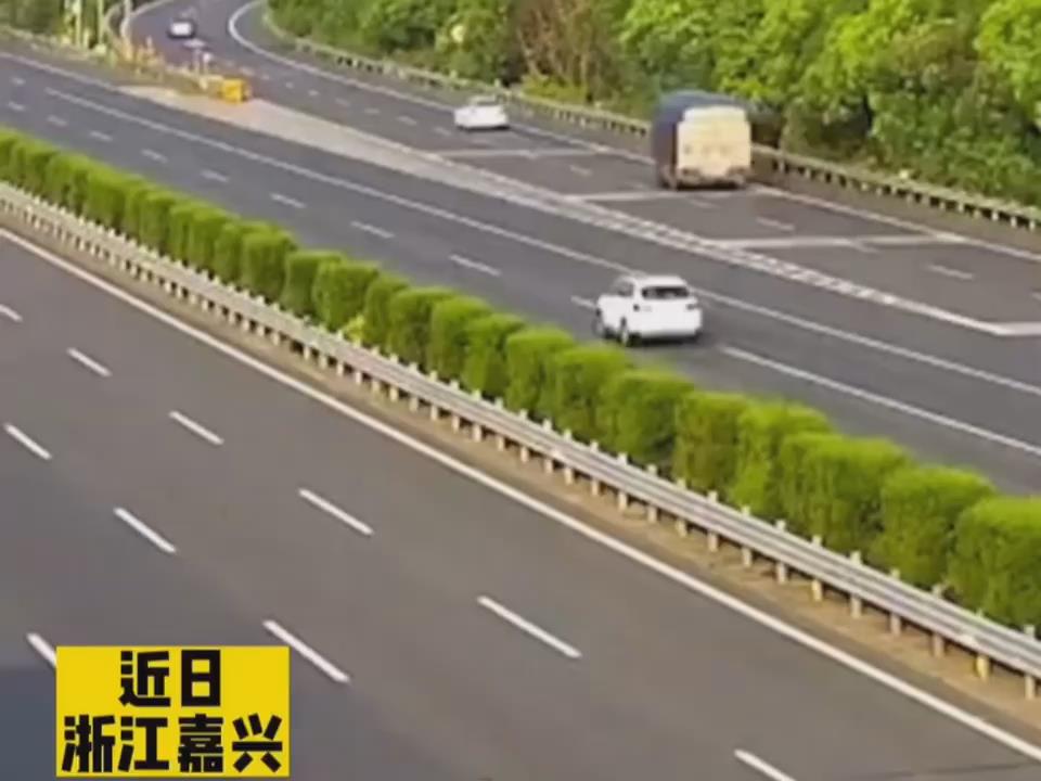 导航提示音没了？司机害怕错过出口低头看手机，结果......