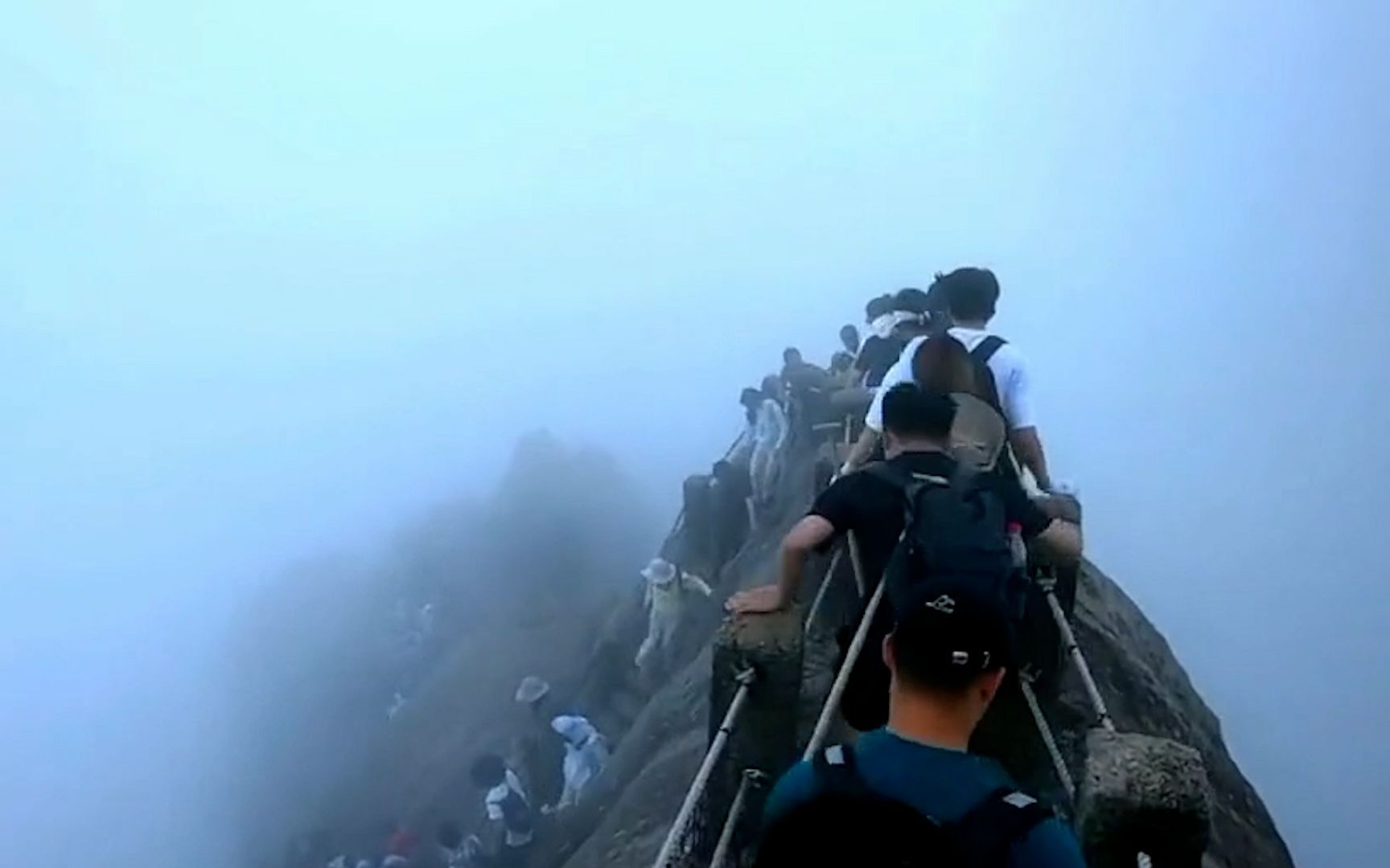 黄山飞来石突发雷击13名游客受伤 景区回应：已临时关闭